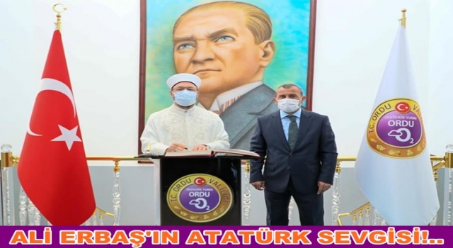 Atatürk’ün resmi önünde fotoğraf çektirdi…