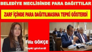 AKP’li, Belediyenin meclis oturumunda para dağıttılar..